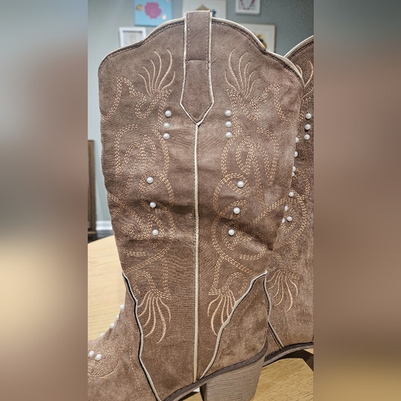 PIERRE DUMAS Faux Suede Tall Heeled Cowboy Boots. Taupe Brown/pearl Accents. 7.5 - Picture 13 of 16